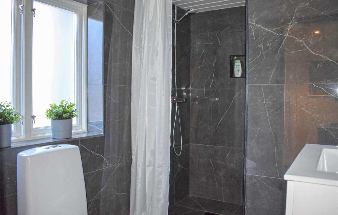2 Bedroom Amazing Home In Fjaelkinge Εξωτερικό φωτογραφία